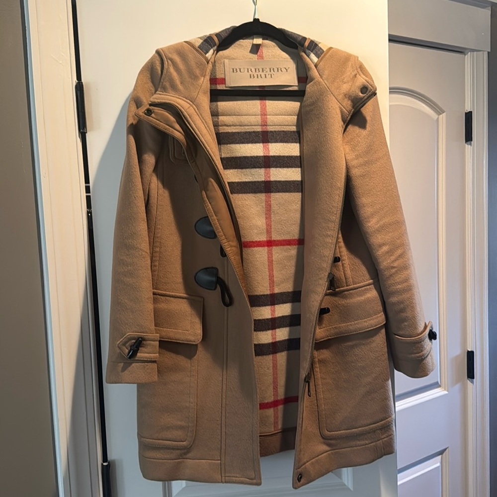 Burberry Britt tan trenchcoat with Burberry pattern inside